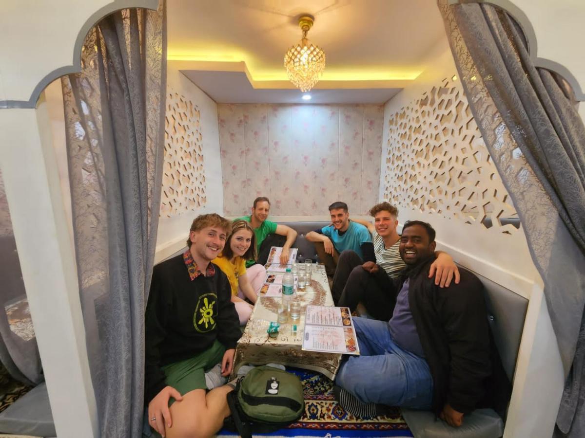 Zigzag Homestay Агра Екстериор снимка