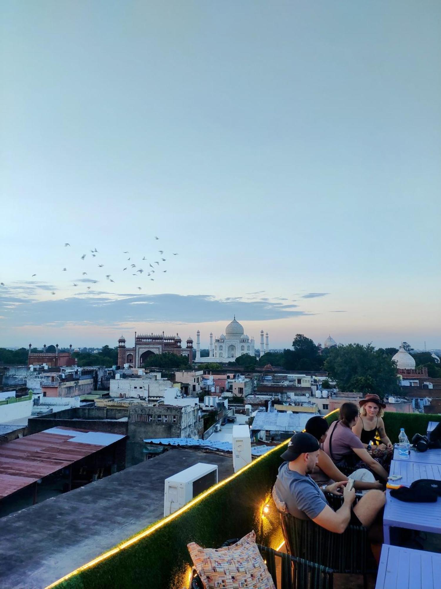 Zigzag Homestay Агра Екстериор снимка