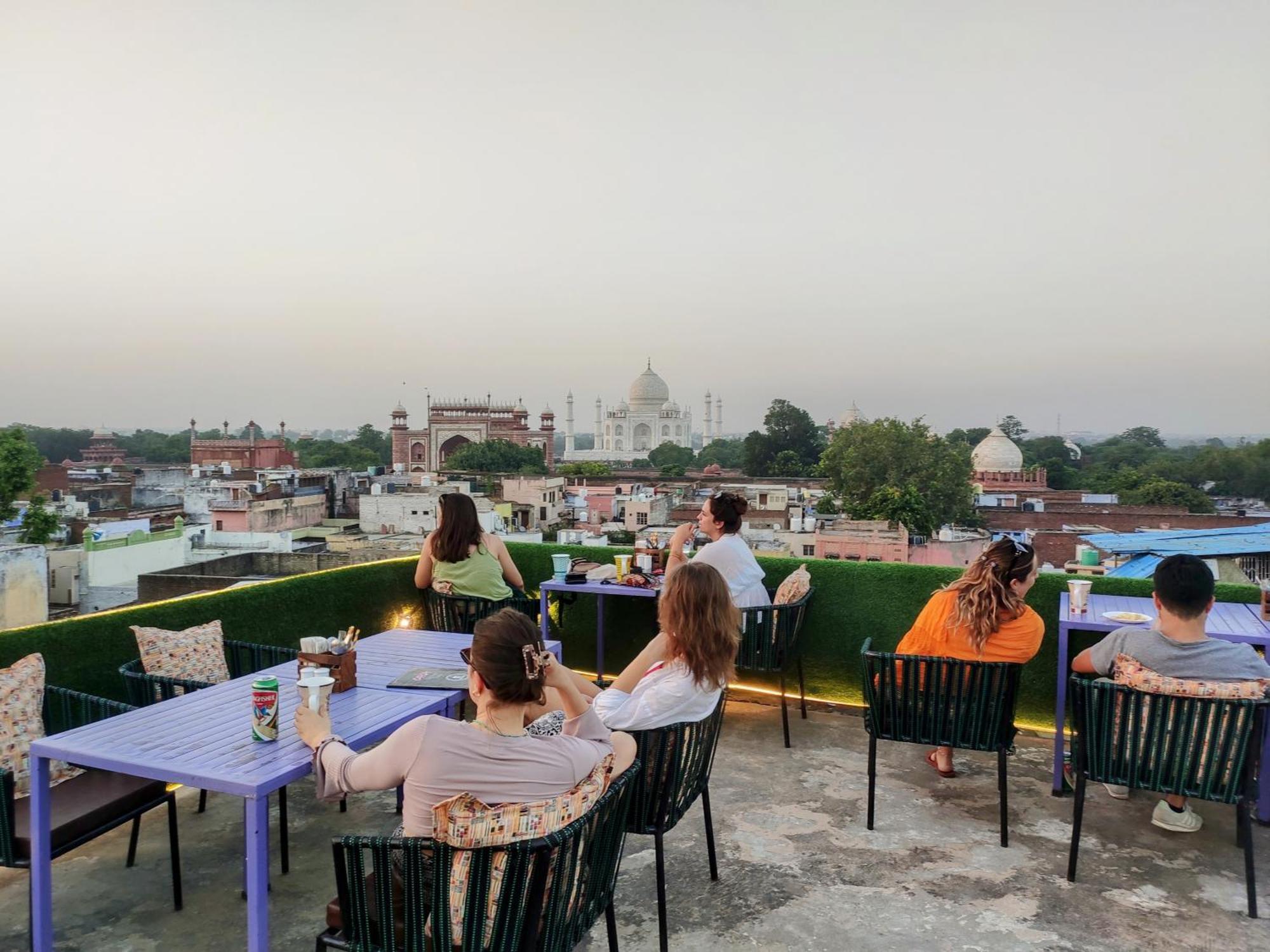 Zigzag Homestay Агра Екстериор снимка